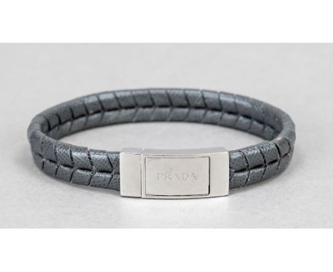Prada, Armband, dunkelbraunes geflochtenes Leder, silberfarbene Logo-Schließe, Gebrauchsspuren, Schließe partiell zerkratzt, 