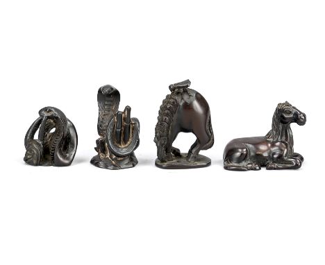 4 Netsuke/Okimono, Japan wohl um 1900, Buchsbaum? 4 figürliche Schnitzereien, leicht ber., H. bis 5,5 cm