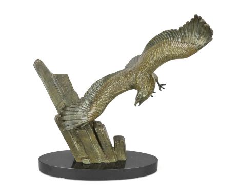 Unbekannter Bildhauer des Art Déco, großer Adler um eine Klippe fliegend, grünbraun patinierter Metallguss auf ovaler Steinpl