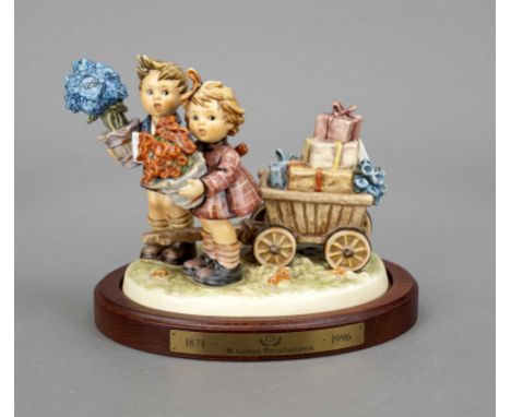 Große Hummelfigur, Goebel, Hab' mein Wagen voll geladen, Century Collection, 1993, sign., ein Junge und ein Mädchen mit Blume
