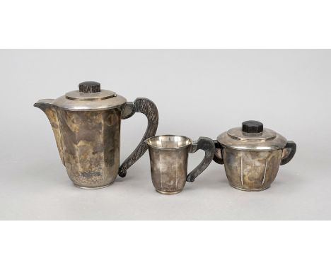 Dreiteiliges Art Déco Kaffeekernstück, um 1920/30, plated, runder Stand, kantiger Korpus, seitl. angesetzte Holzhenkel, H. bi