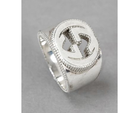 Gucci, schwerer Interlocking GG-Ring aus 925er Sterlingsilber, sich nach oben verbreiternde Schiene mit durchbrochen gearbeit