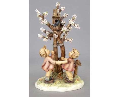 Große Hummelfigur, Goebel, Frühlingstanz, Century Collection, 1990, sign., zwei Kinder vor einem blühenden Kirschbaum mit Vog
