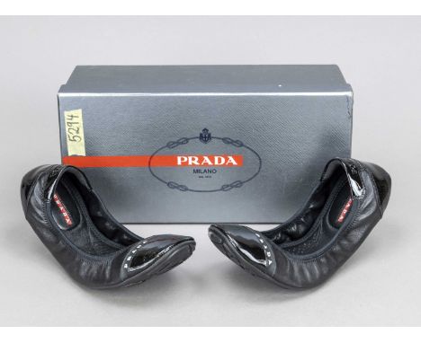 Prada, Ballerinas mit Gummizug, weiches schwarzes Leder mit Details aus schwarzem Lackleder sowie weitere Materialien, runde 