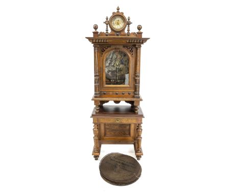 Polyphon mit Münzeinwurf und Uhr auf Konsole, um 1880, Nussbaum, Unterteil mit Schublade, 1-türiges Oberteil mit Spielwerkmec