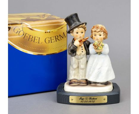 Große Hummelfigur, Goebel, Hochzeit, 1997, sign., Braut mit Blumenstrauß und Bräutigam mit Zylinderhut, polychrom bemalt, Mod
