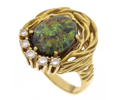 Opal Design-Ring GG 750/000 mit einem ovalen Opal-Cabochon 5,35 ct (punziert) in gutem Farbenspiel, Schwarz eingefärbt, 14 x 