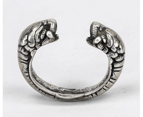 Armreif, Mongolei bzw. Nordchina, Ende 19. Jh., wohl Silber. Halb offener Ring mit figürlichen Enden, D. 8 cm
