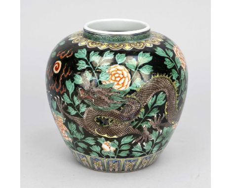 Schwarzgrundiger Famille Verte Drachenpot, China 19./20. Jh., sich zwischen blühenden Päonien windende Drachen, Schwertknaufb