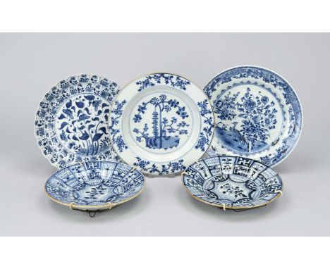 Konvolut von 5 Blau-weißen Tellern, China 17./18. Jh. (auch Kangxi), teilweise mit Haarriss, alt rest., leicht best., davon 2