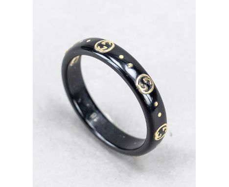 Gucci, schmaler Icon Ring aus schwarzem synthetischen Korund mit Details aus 18 Karat Gold, umlaufend mit kleinen GG-Logos un