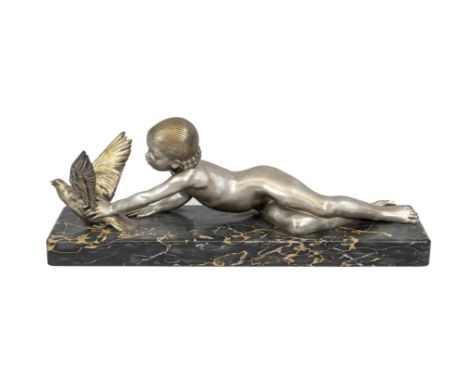 Richard Fath (1900-1952), große Figurengruppe des Art déco, liegendes Mädchen mit Vogel, gold- und silberfarben patinierte Br