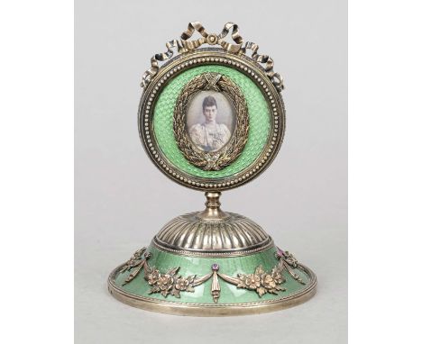 Kleiner prunkvoller Fotostandrahmen in der Art von Fabergé, punziert Rußland, Silber 88 zolotniki (916/000), runder, gewölbte