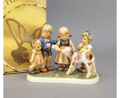 Große Hummelfigur, Goebel, Auf dem Lande, Limited Edition No. 2.361 von 5.000, 2002, sign., vier Kinder füttern ein Kälbchen 