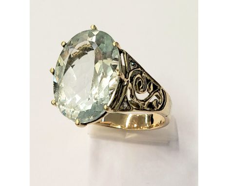 Aquamarin Ring GG 585/000 mit einem oval fac. Aquamarin 10,7 ct in einem Blassblau, Augenrein, leicht bestoßen, Kratzer seitl