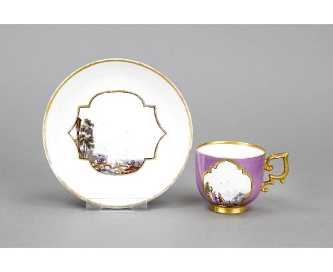 Tasse mit UT,  Meissen, um 1740-50, Tasse mit spitzem Henkel, beidseitig passig geschweifte Reserven mit polychromen Kauffahr
