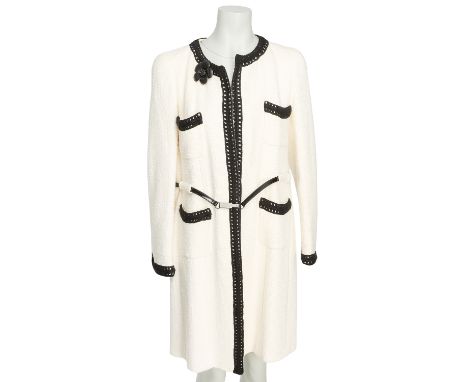 CHANEL Mantel, Gr. ca. 36. Cremefarbener Tweed mit gehäkeltem Dekor in Schwarz an den Säumen, vier aufgesetzten Taschen. Gürt