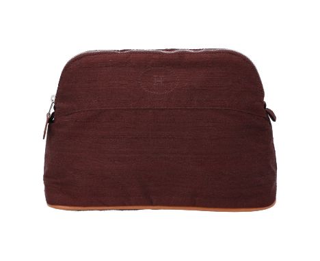 HERMÈS Kulturbeutel "BOLIDE". 100 % Baumwolle. Strukturiertes Modell in Weinrot mit Paspelierung aus Leder in Hellbraun, silb