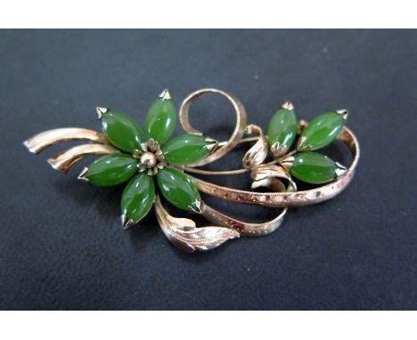 A nephrite jade foliate brooch - Stamped 18K - Length 7cms - Weight approx 11.3gms
Condition Report: Good
