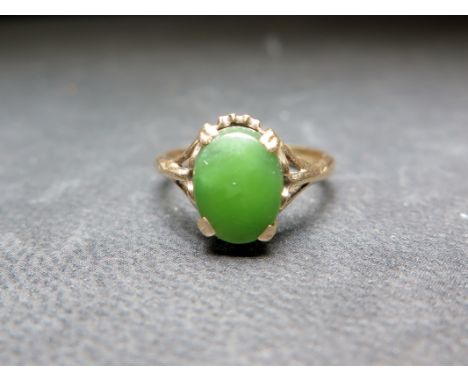 A green-gem single-stone ring - Believed to be nephrite jade - Stamped 9ct - Ring size K - Weight approx 2.1gms
Condition Rep
