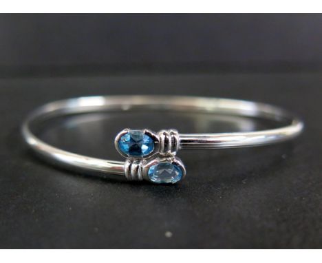 A topaz crossover bangle - Stamped 9kt - Weight approx 4.2gms
Condition Report: Good 