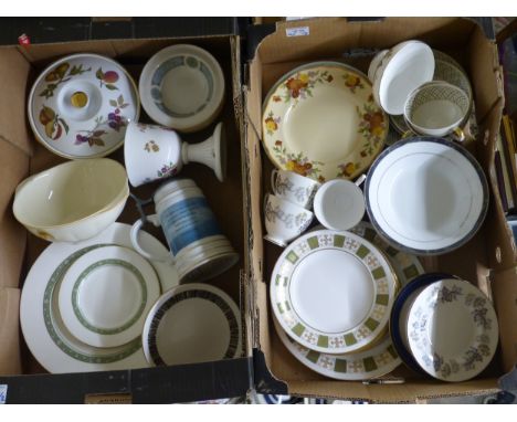 A mixed collection of tea and dinnerware items to include Royal Douton Rondelay, Royal Worcester Evesham lidded tureen, Spode