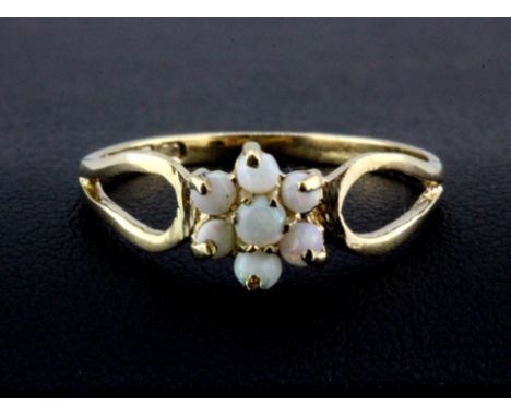 A 9ct yellow gold opal set cluster ring, (M.5).