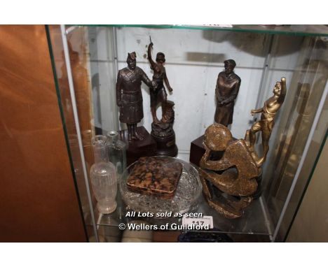 SMALL SHELF OF MIXED DECORATIVE ITEMS INCLUDING STATUES