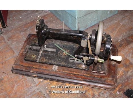 VINTAGE CASED 'SUPERB' MANUAL SEWING MACHINE