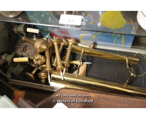 SHELF OF MIXED LIGHTING ACCESSORIES INCLUDING LARGE BRASS WALL LAMP