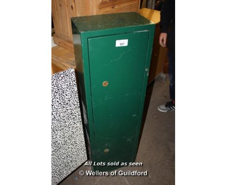 GREEN METAL GUN CABINET WITH KEYS (HOLDS SIX GUNS), 390 X 240 X 1260