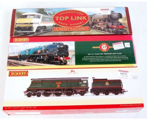 Hornby R3115 BR lined green West Country class engine and tender "Exeter" (VG/BVG) R2169 BR green Merchant Navy class Clan Li