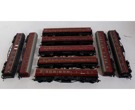 2 plastic trays containing 32 Stanier and BR Mk1 coaches in mixed liveries, LMS maroon, BR red/cream, BR maroon by Bachmann, 