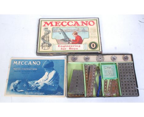 Meccano France No.0 outfit 1916, containing some WW1 utility parts, complete with manual (VG-BF)