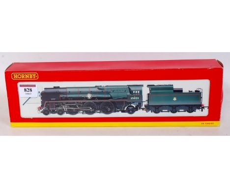 A Hornby R2170 rebuilt Merchant Navy class engine and tender BR lined green No. 35023 'Holland - Afrika Line' (G-BG)