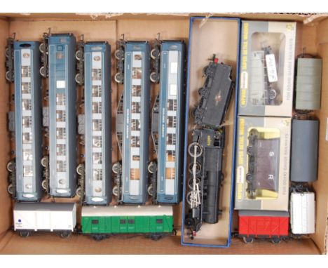 Tray containing Hornby Dublo 3-rail 2-8-0 engine and tender with No. 48073 body paint loss to raised edges (F-G), 5 Wrenn blu