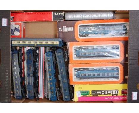 Tray containing mixed H0 continental outline items, Lima SNCF 2-8-2 engine and tender (G-BP), DB blue/cream electric locomoti