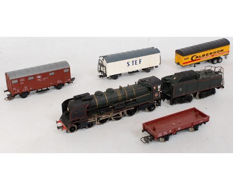 A Jouef H0 SNCF green 4-6-2 engine and tender and 7 wagons (G)