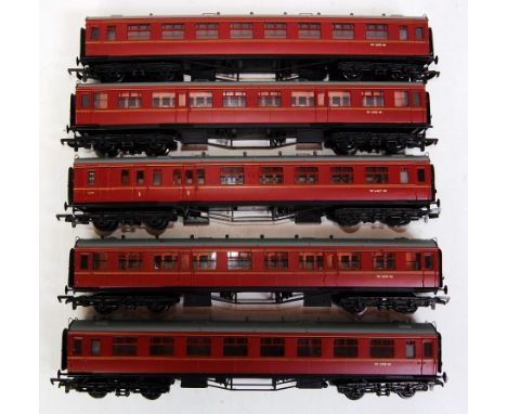 Five Bachmann coaches, maroon: 4 x W1098W 2 nd class corridor and one W6487W br/composite. (E)