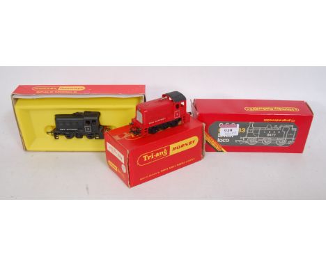 Hornby R253 dock shunter red livery (G-BFG) a similar black livery (G-BG) and R252 LNER green class J83 tank engine (G-BFG)