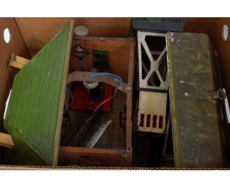 A large tray of mainly Lionel accessories including GI "Lionel City" station with internal lighting - one roof support presen
