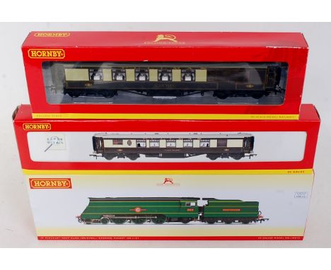 A Hornby R3434 SR malachite green streamlined Bulleid Pacific engine and tender 'Channel Packet' DCC ready (NM-BNM), together