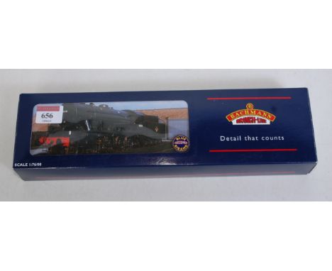 A Bachmann 32-252A WD Austerity 2-8-0 engine and tender BR black late crest (WR) No. 90201, factory weathered (NM-BNM)
