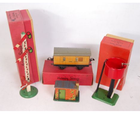 A small tray of Hornby boxed items including 1934-6 No1 Double Arm Signal in a No2 box (G-BVG), 1930-4 Platelayers Hut with o
