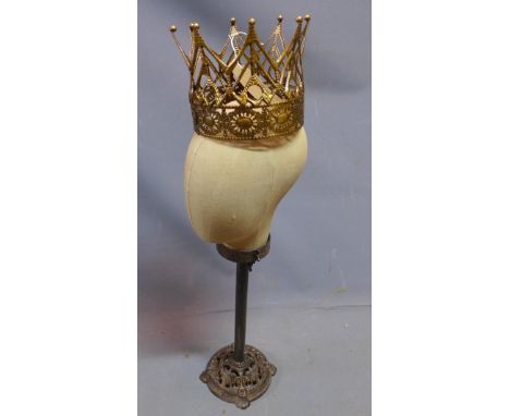 A decorative vintage style mannequin head with crown, H.71cm 