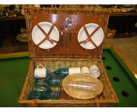 Wicker Picnic Hamper 