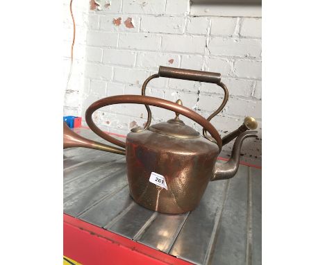 A copper kettle and a copper and brass hunting horn. 