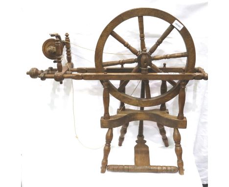 An early 20th century walnut spinning wheel. P&amp;P Group 3 (£25+VAT for the first lot and £5+VAT for subsequent lots) 