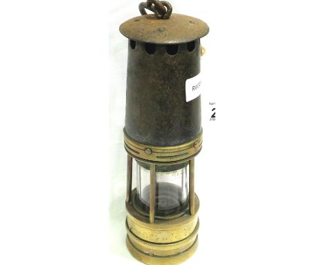 Unnamed brass miners lamp with crack to glass, H: 27 cm. P&amp;P Group 2 (£18+VAT for the first lot and £3+VAT for subsequent
