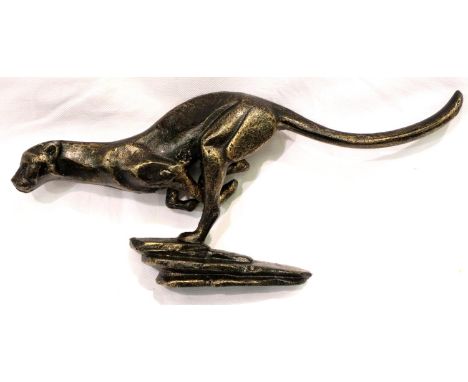 Bronzed cast iron sprinting cheetah, L: 30 cm. P&amp;P Group 2 (£18+VAT for the first lot and £3+VAT for subsequent lots) 